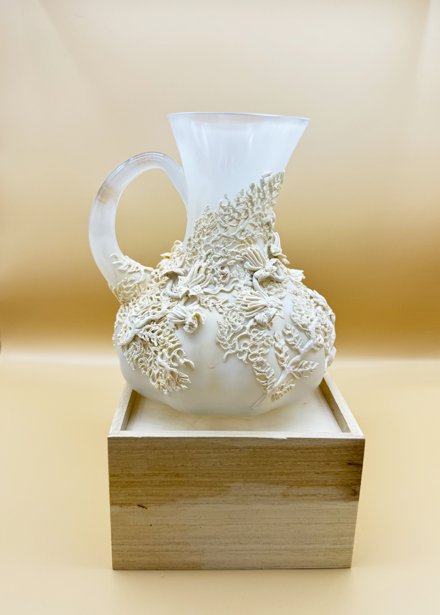 Quiet Bloom – Sculpted Glass Vase in Creamy Gold