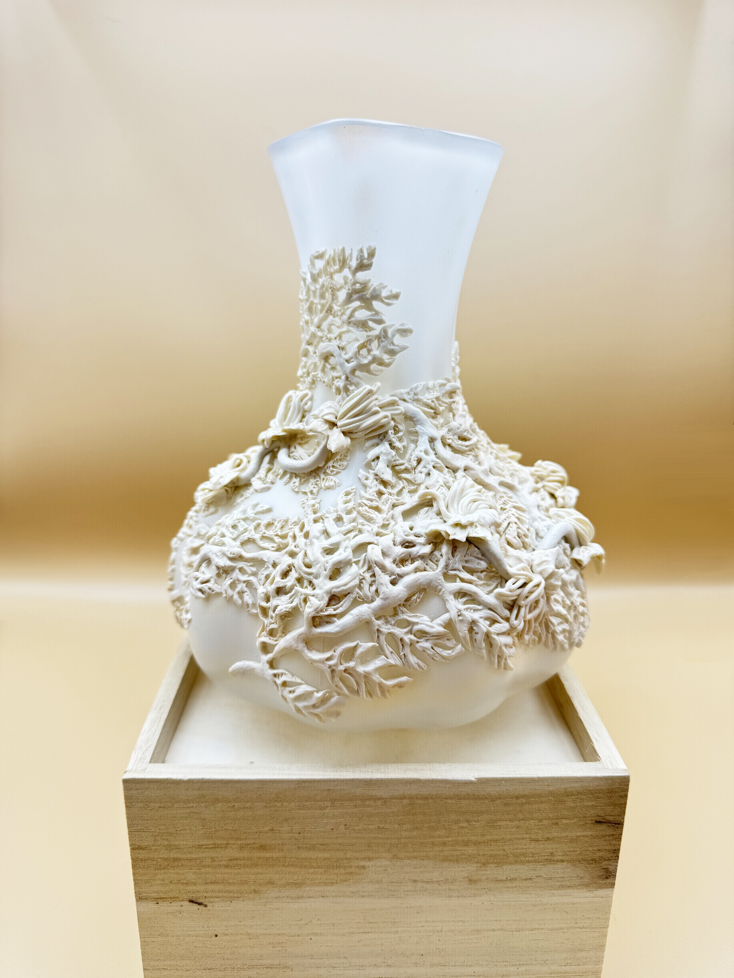 Quiet Bloom – Sculpted Glass Vase in Creamy Gold